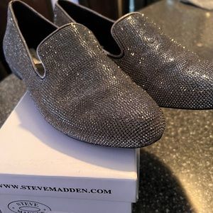 Steven Madden Smile Flats in Blk/Pewter. Size 9